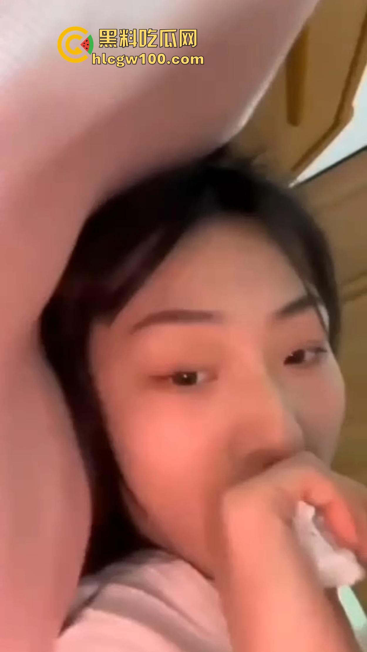 襄阳【冷佳桐】从害羞妹到骚浪货,交友平台聊来的嫩逼,插多了主动喊老公求操,舔逼还流黏液到嘴里!-9