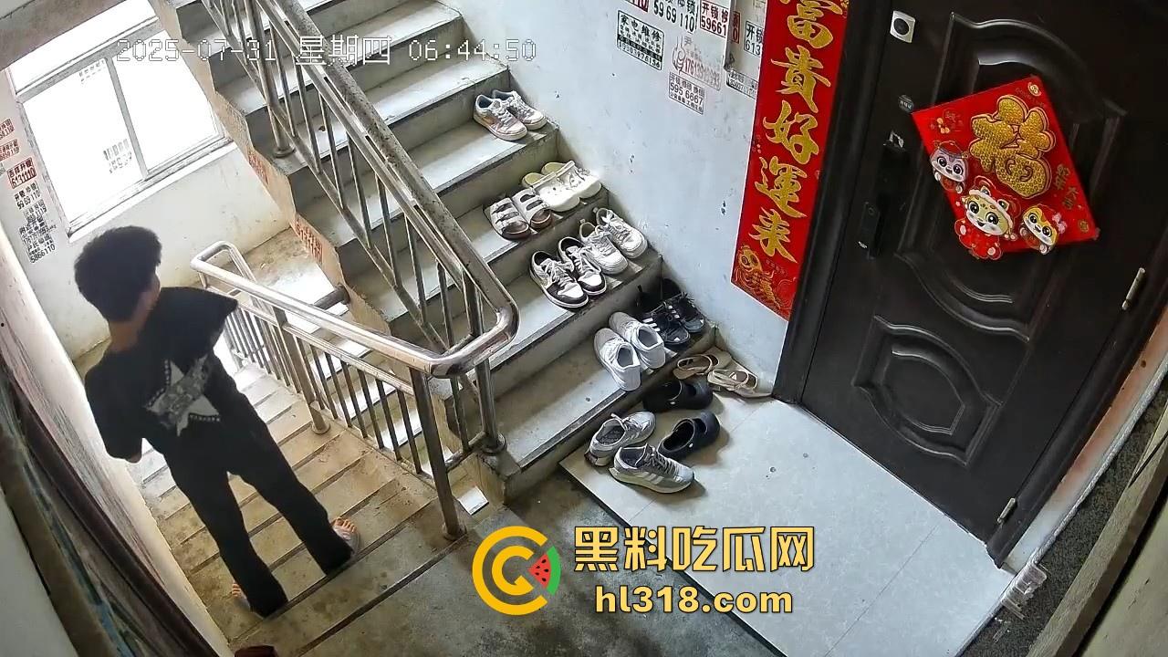 河南信阳人才聚集地吗?精神小伙居在别人家门前撸了一发 ?期间还尝了两口,还自产自销是吧!-2