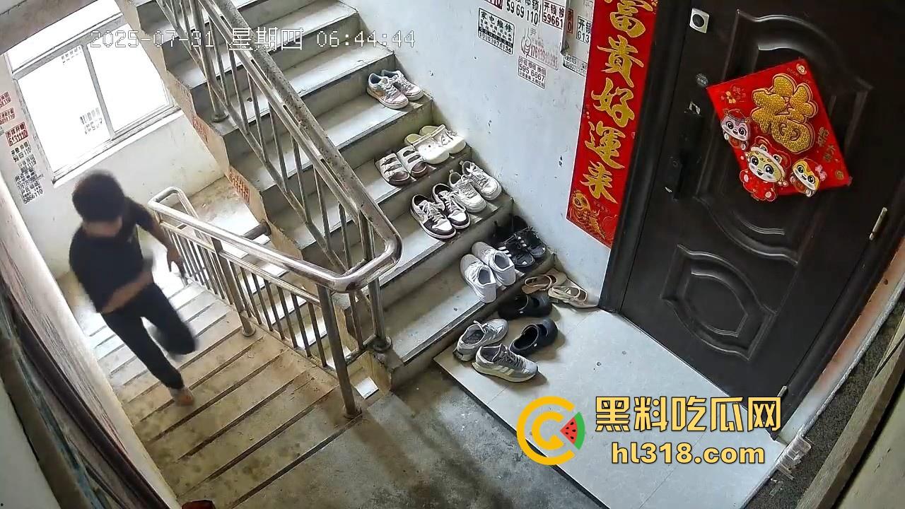 河南信阳人才聚集地吗?精神小伙居在别人家门前撸了一发 ?期间还尝了两口,还自产自销是吧!-3