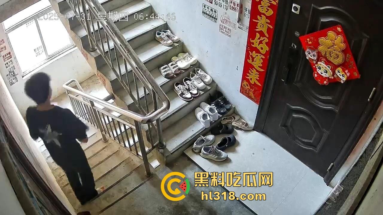 河南信阳人才聚集地吗?精神小伙居在别人家门前撸了一发 ?期间还尝了两口,还自产自销是吧!-4