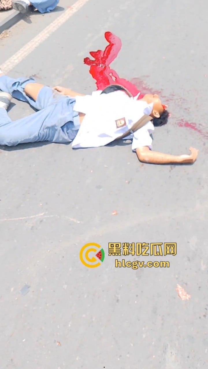 印尼惨烈车祸真实影像惨不忍睹 两人命丧车轮身首分离 胆小慎入-1