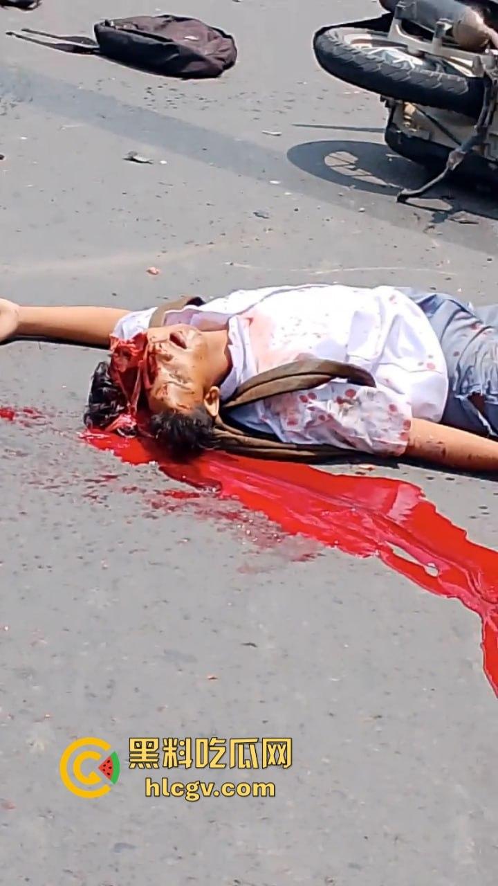 印尼惨烈车祸真实影像惨不忍睹 两人命丧车轮身首分离 胆小慎入-6
