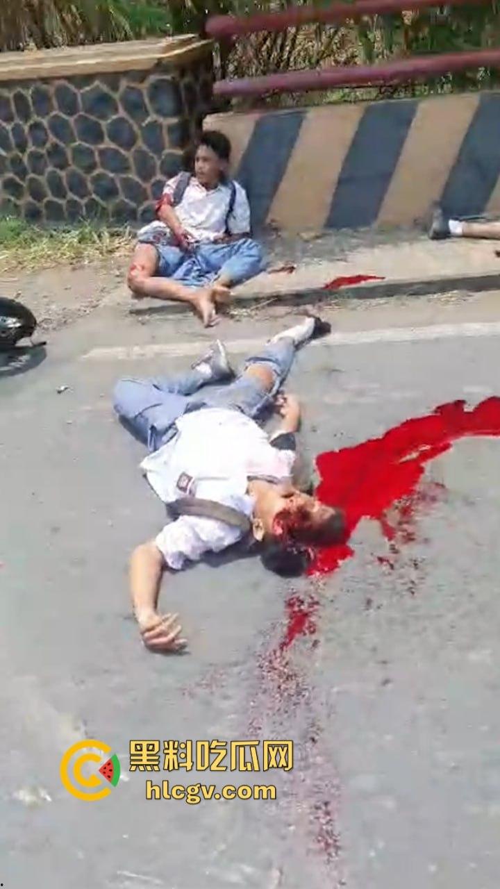 印尼惨烈车祸真实影像惨不忍睹 两人命丧车轮身首分离 胆小慎入-7