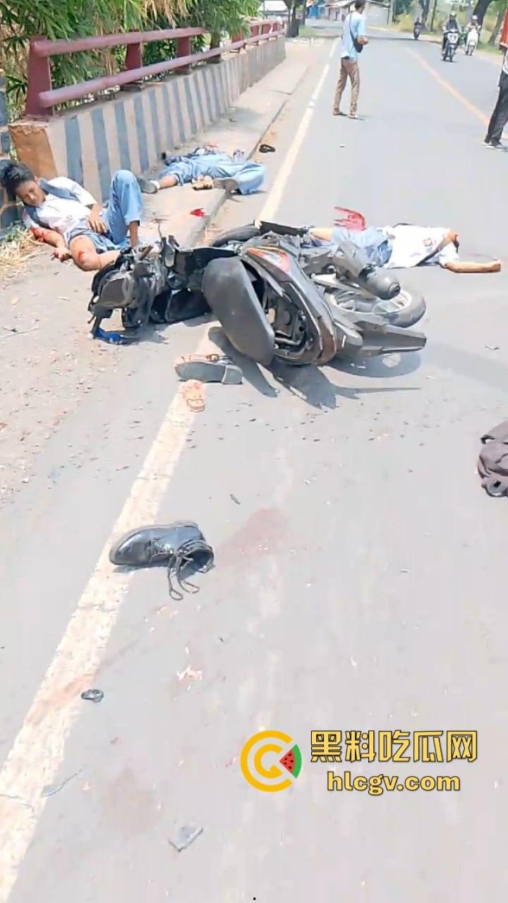 印尼惨烈车祸真实影像惨不忍睹 两人命丧车轮身首分离 胆小慎入-8