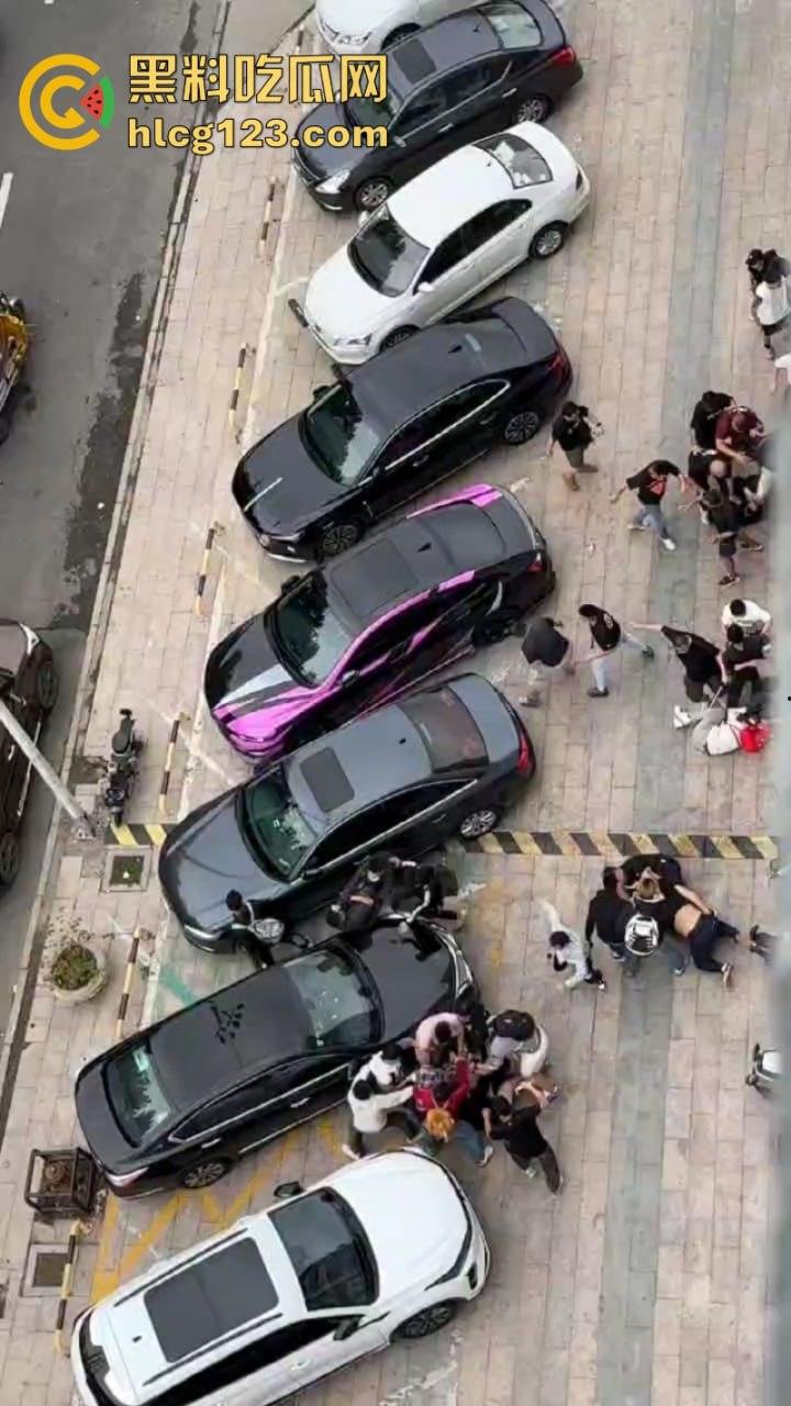 喜闻乐见!中国的足球也值得斗殴?四川&河南 百人球迷大暴乱 烟雾弹乱飞 斗殴砸车 现场画面曝光-6