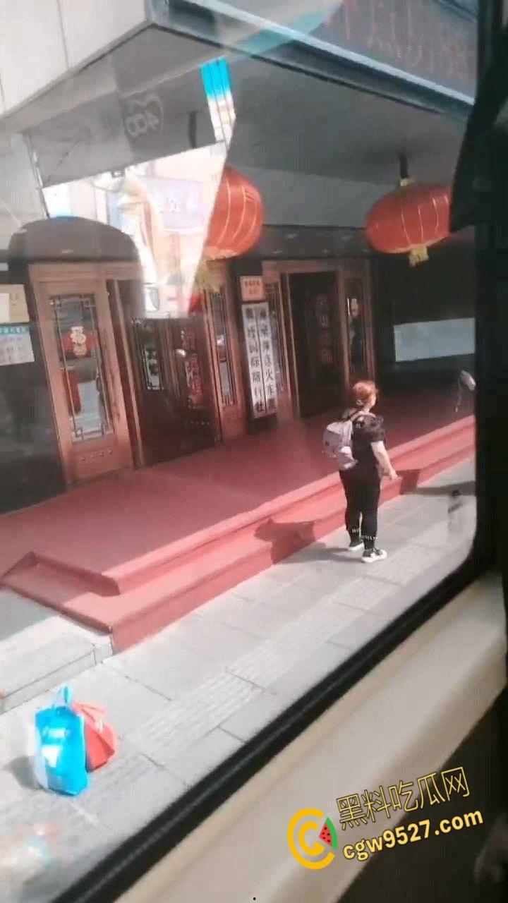 黑龙江鸡西一名女子想借网贷,做鼻子整容竟打自己老母,真白养了,群众直呼喂出个白眼狼!-1