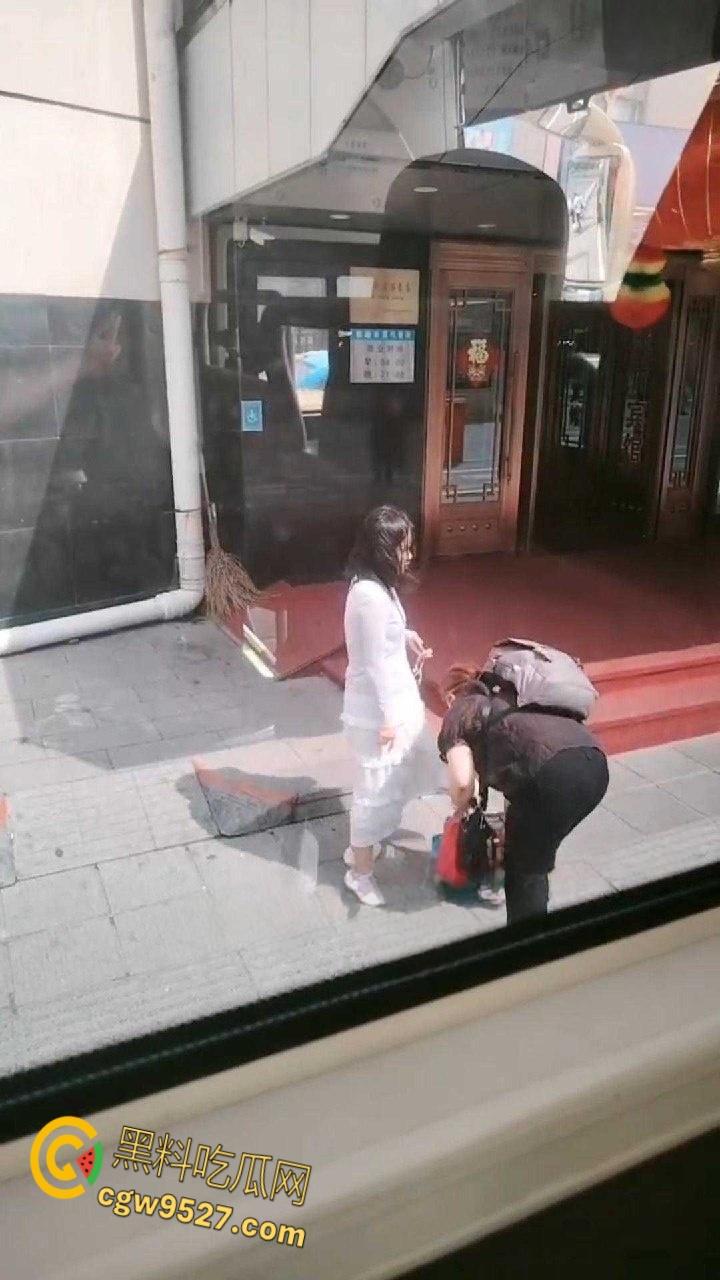 黑龙江鸡西一名女子想借网贷,做鼻子整容竟打自己老母,真白养了,群众直呼喂出个白眼狼!-3