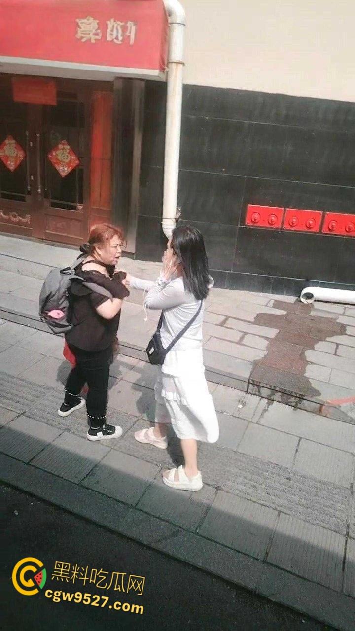 黑龙江鸡西一名女子想借网贷,做鼻子整容竟打自己老母,真白养了,群众直呼喂出个白眼狼!-4