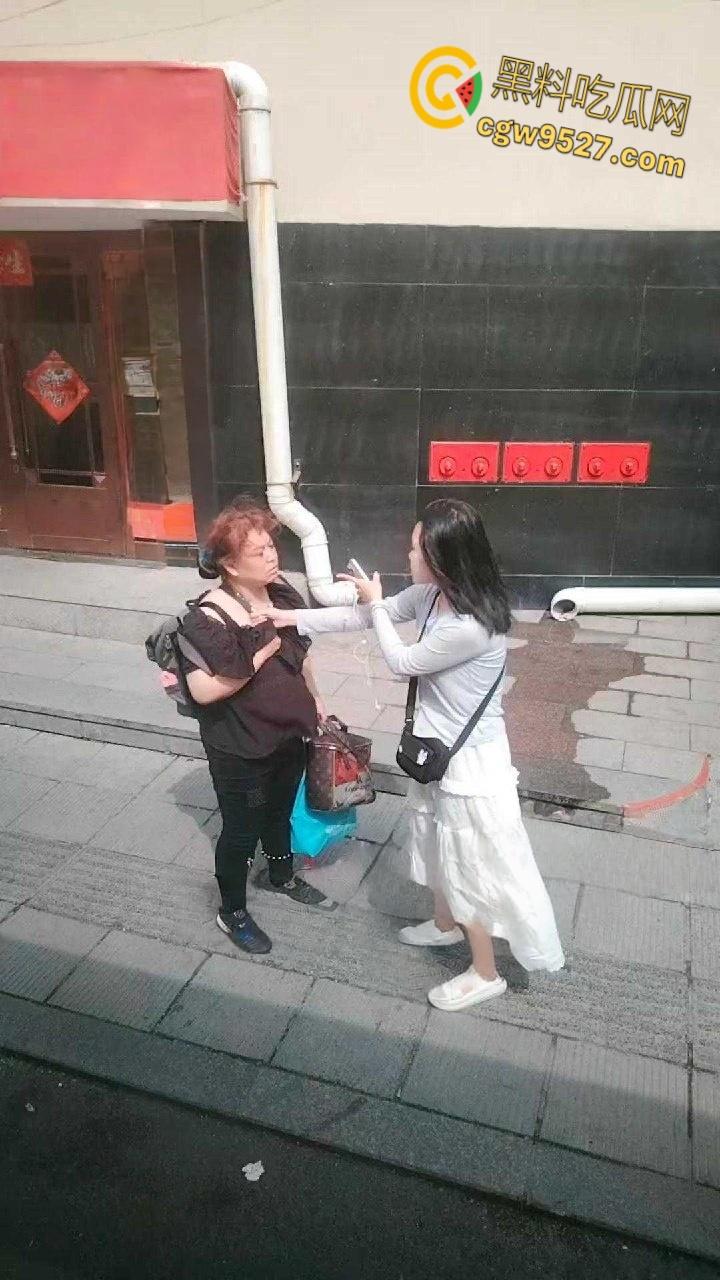 黑龙江鸡西一名女子想借网贷,做鼻子整容竟打自己老母,真白养了,群众直呼喂出个白眼狼!-7