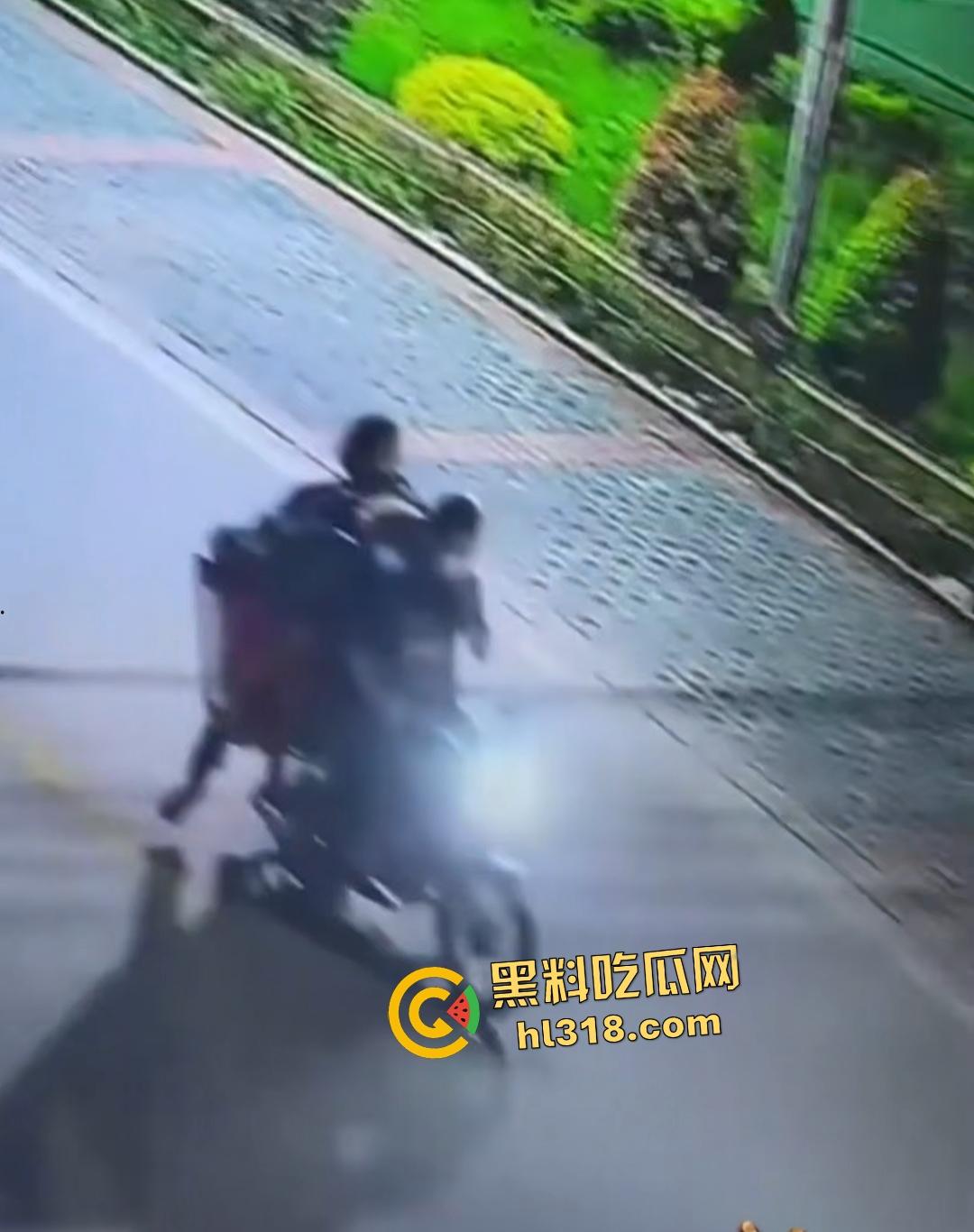 精神小伙深夜化身盗圣！胆大包天偷走功德箱，穷疯狂徒连神明钱财都敢劫！-2