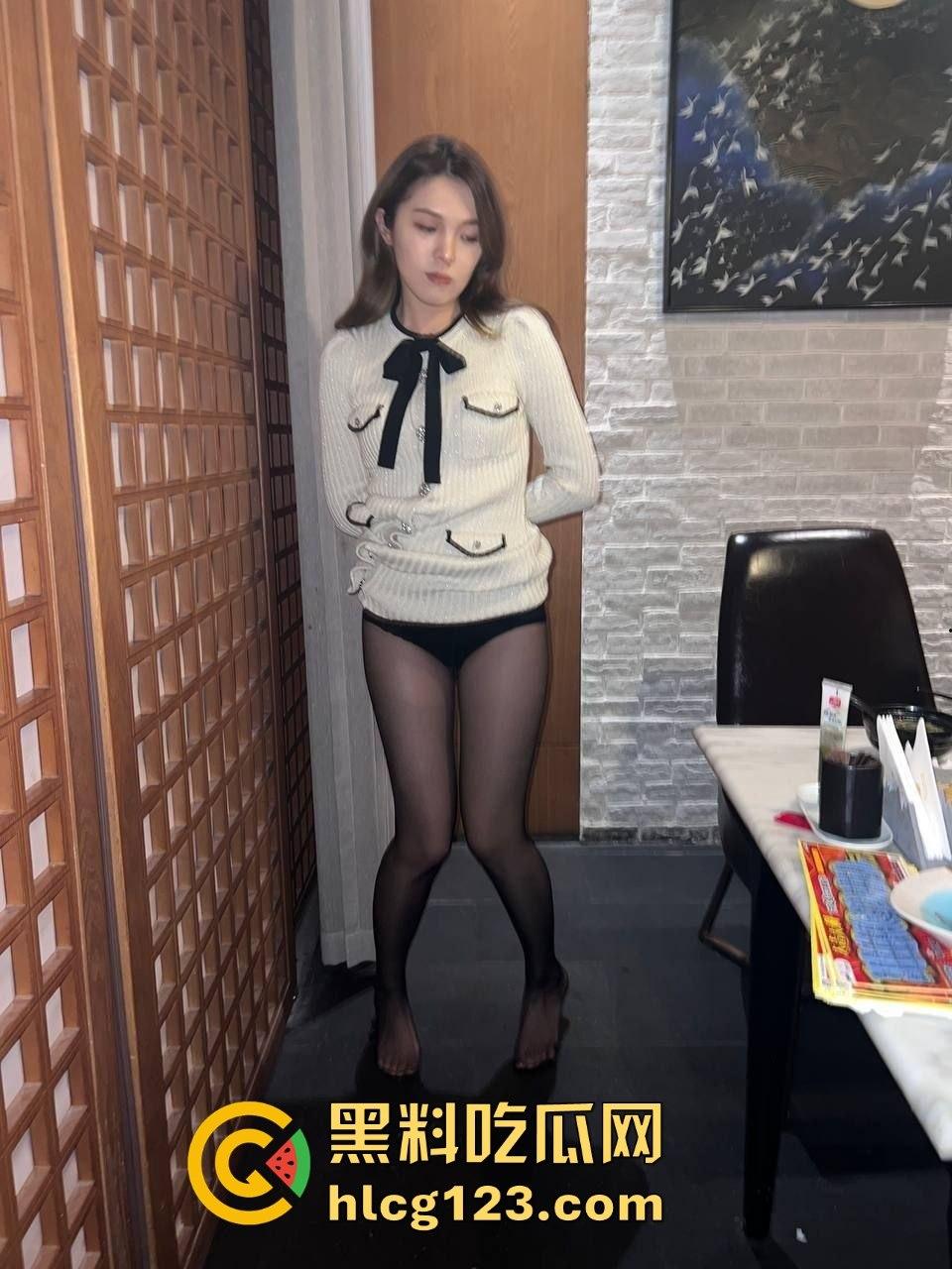 黑丝高颜值御姐日料餐厅玩全套！包厢内口交吃精后入开干，果然有钱人的玩具就是不一般！-1