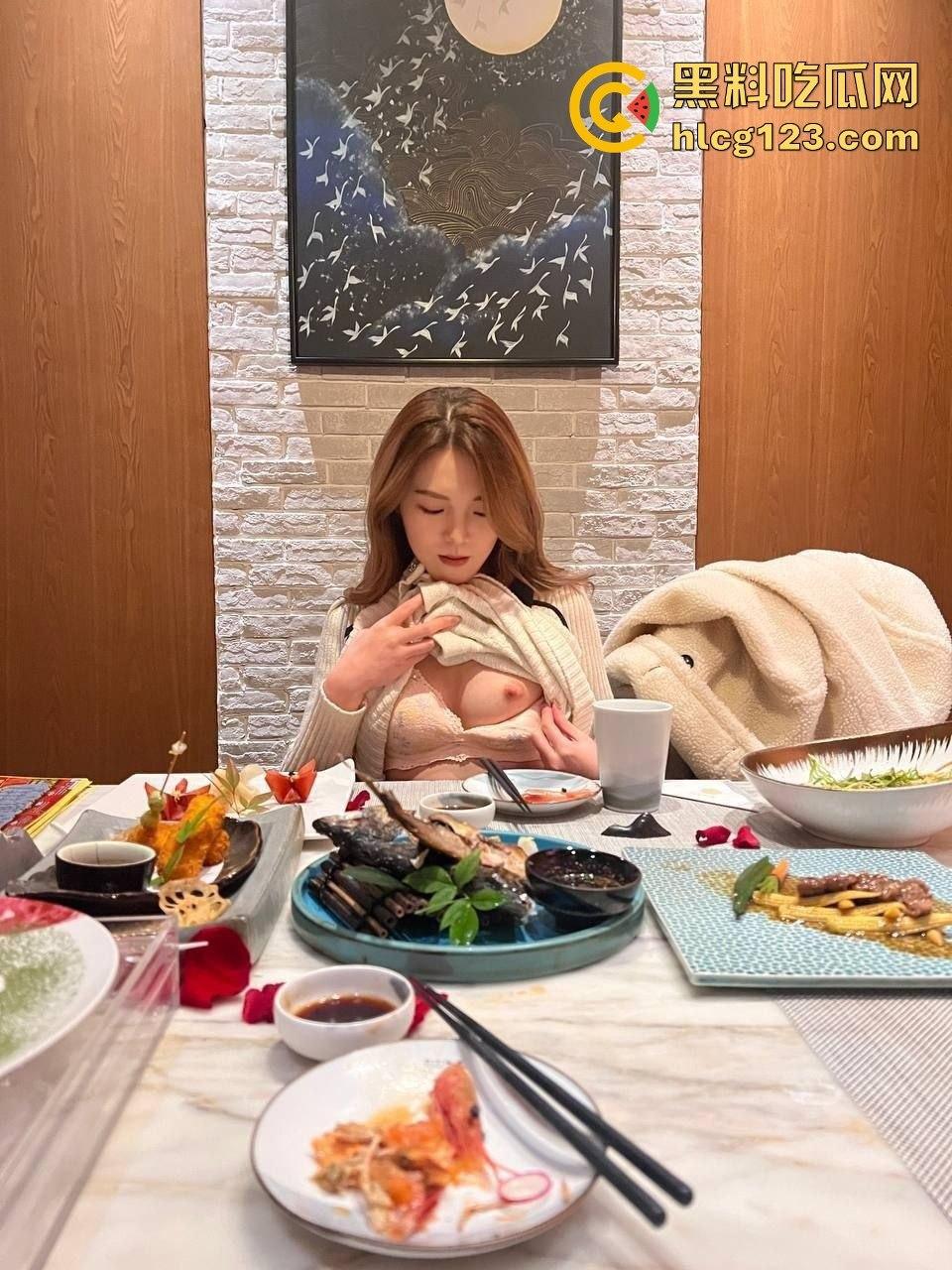 黑丝高颜值御姐日料餐厅玩全套！包厢内口交吃精后入开干，果然有钱人的玩具就是不一般！-10