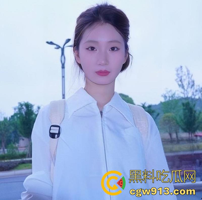 广东艺术学院舞蹈生【吴子静】,背着男友和学长偷情,周末在酒店约炮,结果视频被学长到舍友群疯狂流传!-1