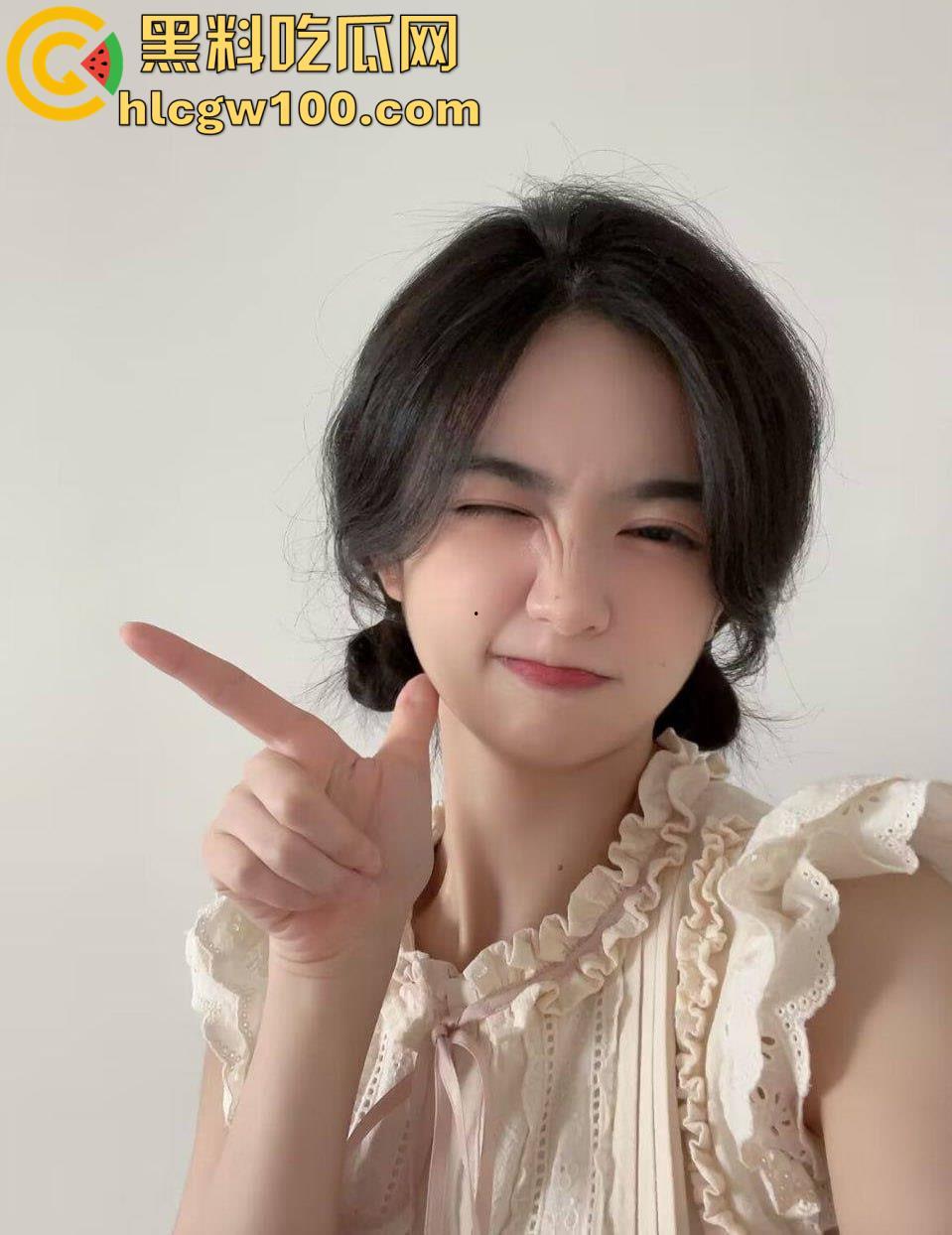 青岛科技大学顶级校花【张星研】被金主抱起来玩弄，骚穴湿的都拉丝了，高潮脸太上头-5