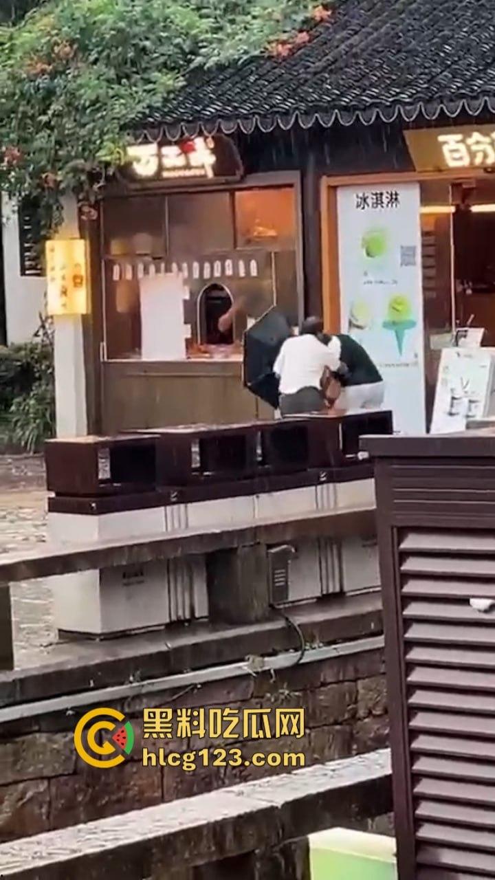 当街放血!姑苏花季学妹小红书约拍六旬老头 因不满出片效果遭对方水果刀伺候 当场昏迷-2