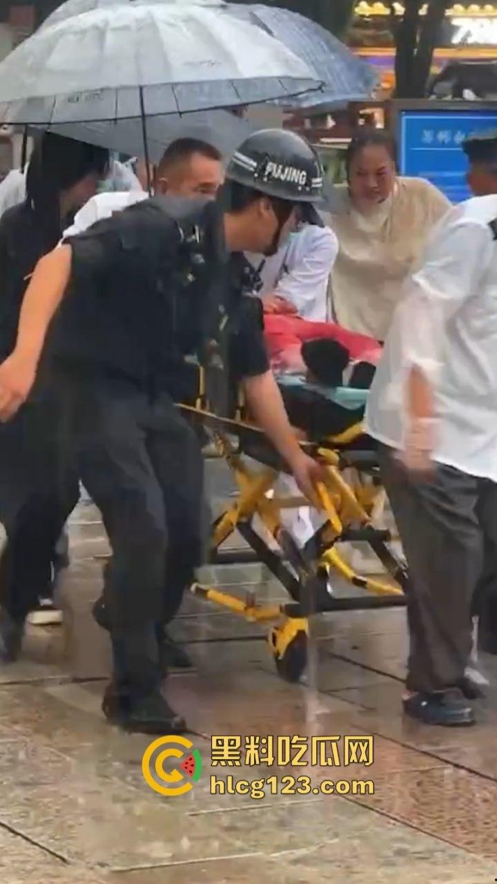 当街放血!姑苏花季学妹小红书约拍六旬老头 因不满出片效果遭对方水果刀伺候 当场昏迷-3