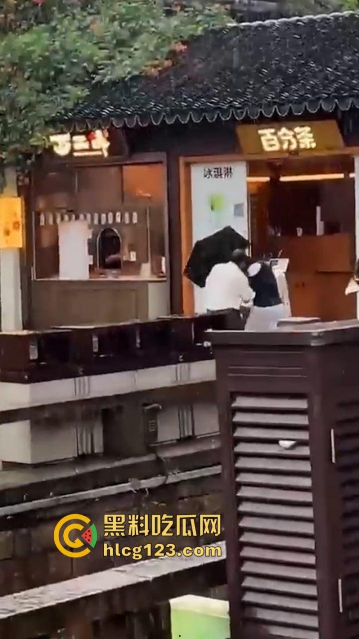 当街放血!姑苏花季学妹小红书约拍六旬老头 因不满出片效果遭对方水果刀伺候 当场昏迷-6