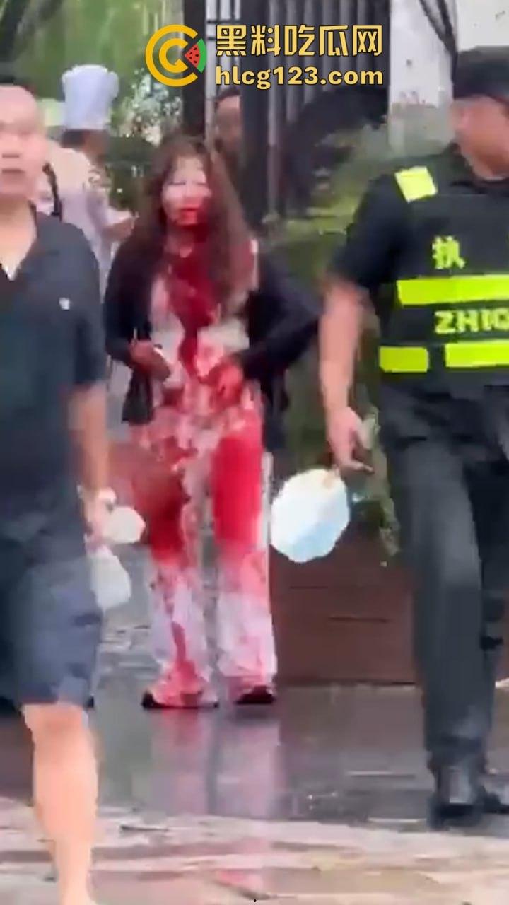 当街放血!姑苏花季学妹小红书约拍六旬老头 因不满出片效果遭对方水果刀伺候 当场昏迷-8