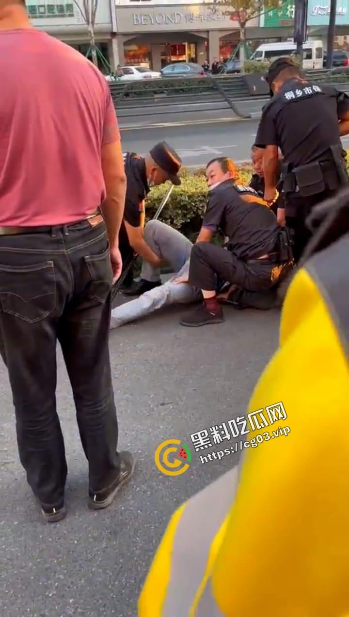 桐乡 男子因纠纷行凶 用榔头猛烈锤击美女律师头部  当场被制服-6