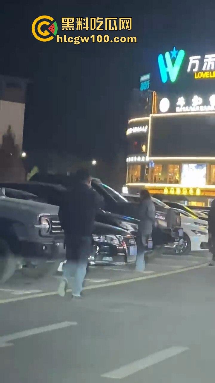 云南保山市君悦广场男子【王麒麟】表白成功,不料给正牌女友抓包,时间管理大师错误案例!!-9