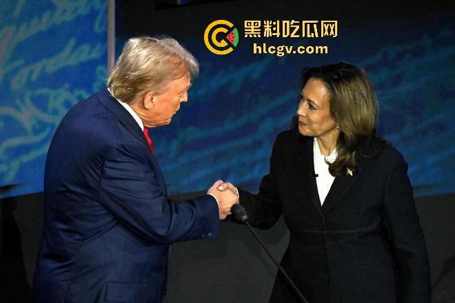 漂亮国选临近!特朗普与哈里斯线上互喷拉票,支持者纷纷加入大战上演爆笑互喷!-8