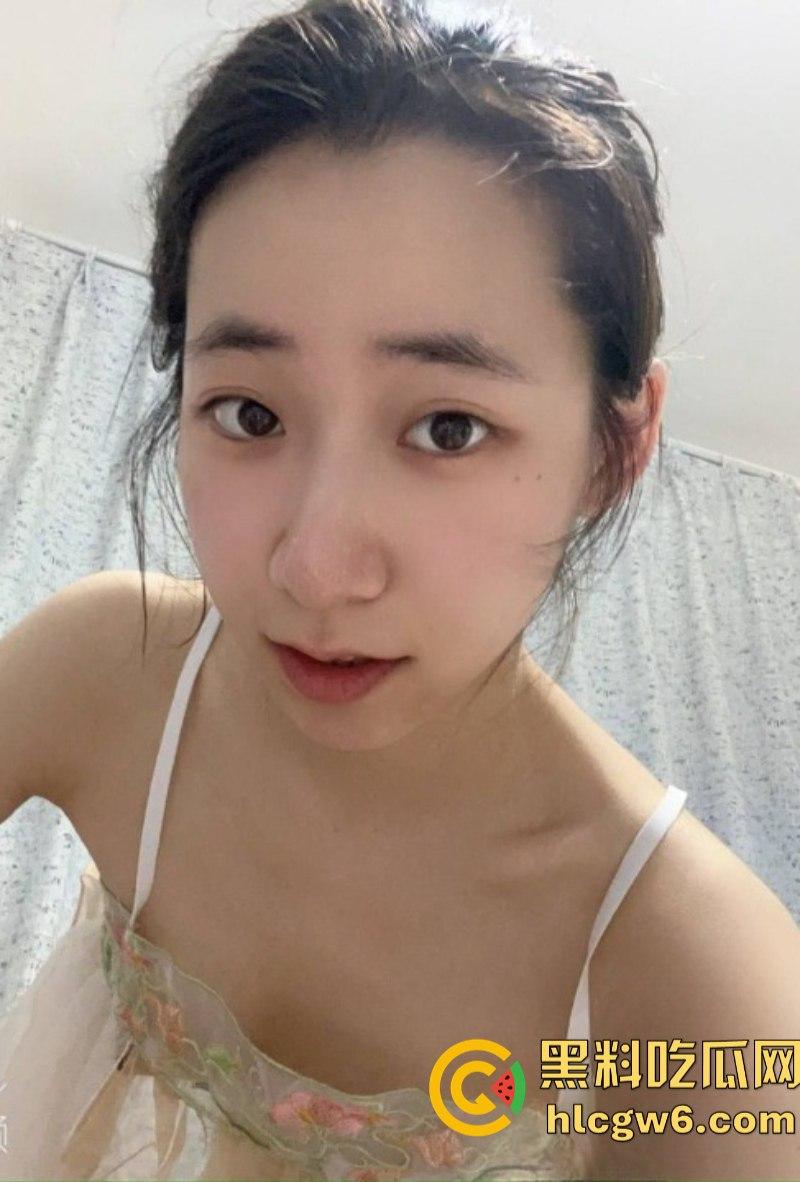 重庆长江师范学院舞蹈生【曹雪灵】自拍发骚视频被男友曝光!酒店镜前展示苗条身材和完美马甲线!-1