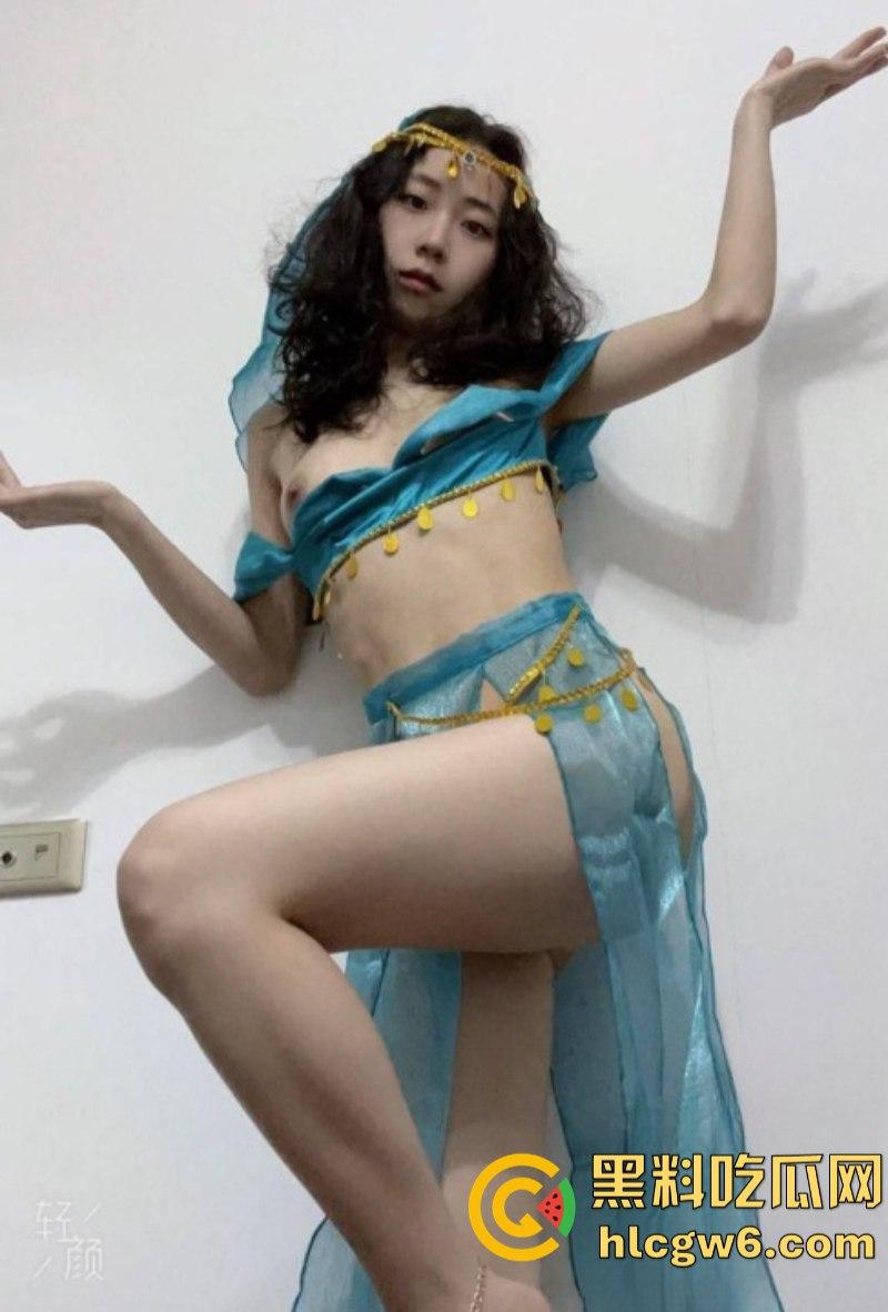 重庆长江师范学院舞蹈生【曹雪灵】自拍发骚视频被男友曝光!酒店镜前展示苗条身材和完美马甲线!-3