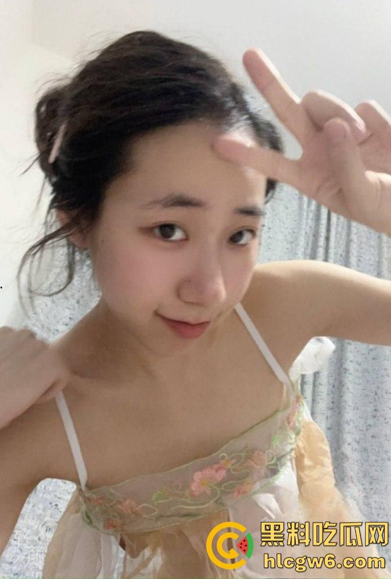 重庆长江师范学院舞蹈生【曹雪灵】自拍发骚视频被男友曝光!酒店镜前展示苗条身材和完美马甲线!-4