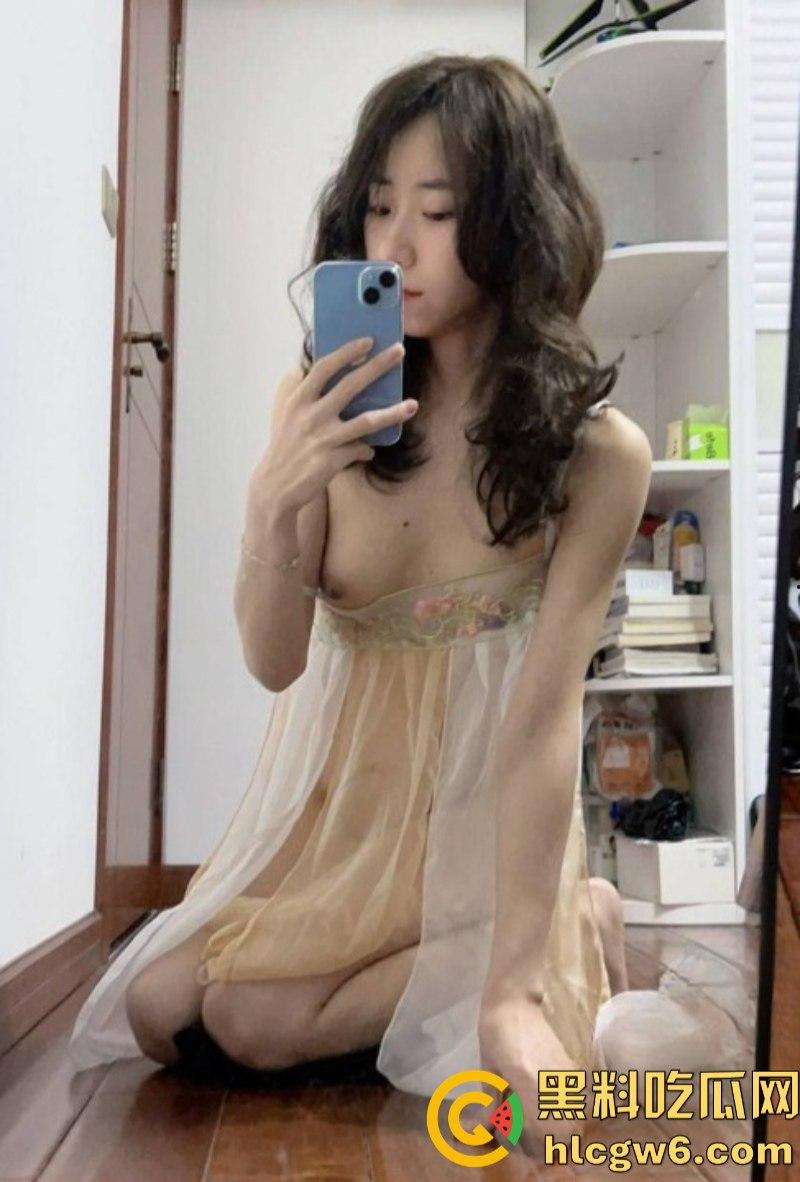 重庆长江师范学院舞蹈生【曹雪灵】自拍发骚视频被男友曝光!酒店镜前展示苗条身材和完美马甲线!-5