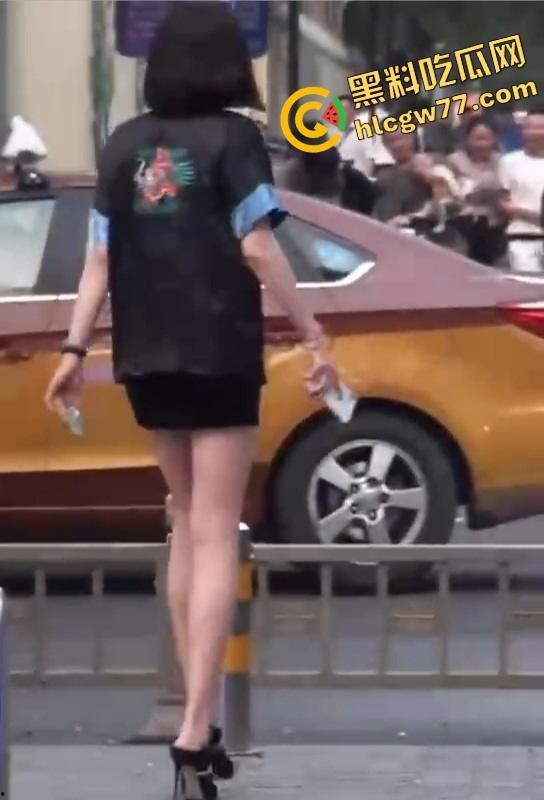 长沙制服女被调教执行真空任务,短裙蹲下瞬间走光露出白虎逼,骚到路人狂回头!-9