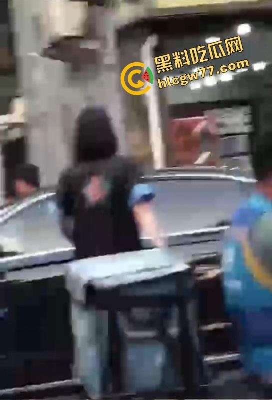 长沙制服女被调教执行真空任务,短裙蹲下瞬间走光露出白虎逼,骚到路人狂回头!-11