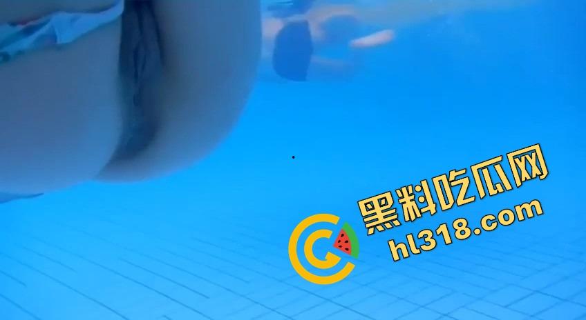 泳池里骚逼女直接脱泳裤露鲍鱼,在线钓鱼引全场潜水哥蠢蠢欲动,水下风景比水面还刺激!-15