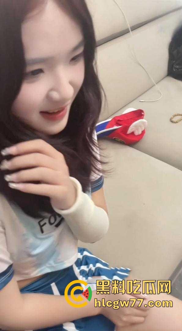 海角大神拿下肤白貌美高颜值的表妹 甜美系妹子 足球宝贝jk制服 后入无套抽插-2