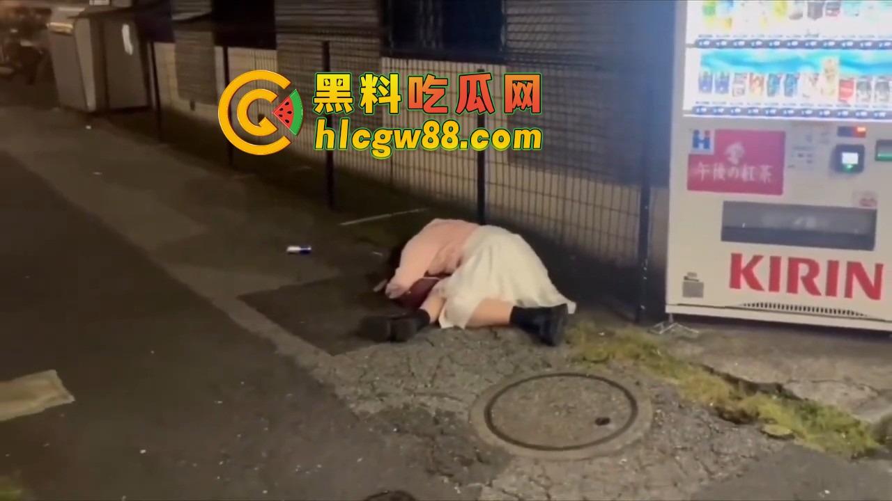 东京涩谷夜晚遍地死鱼,短裙黑丝小黑鞋倒一片,是真喝懵了还是仙人跳?老司机们这鱼到底能不能捡?-7
