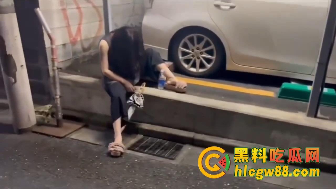 东京涩谷夜晚遍地死鱼,短裙黑丝小黑鞋倒一片,是真喝懵了还是仙人跳?老司机们这鱼到底能不能捡?-11