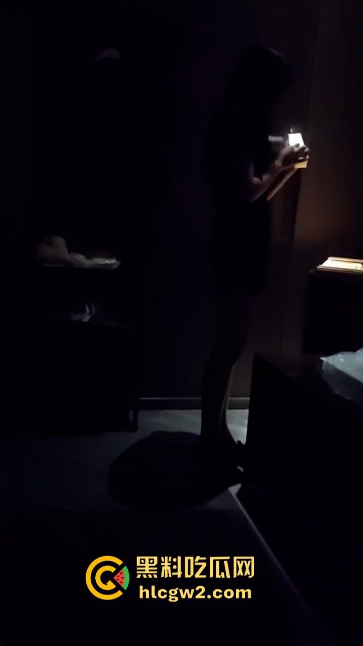 巨乳长腿女技师太迷人 大哥当场展雄峰 肉棒支起小帐篷 压都压不住！-9