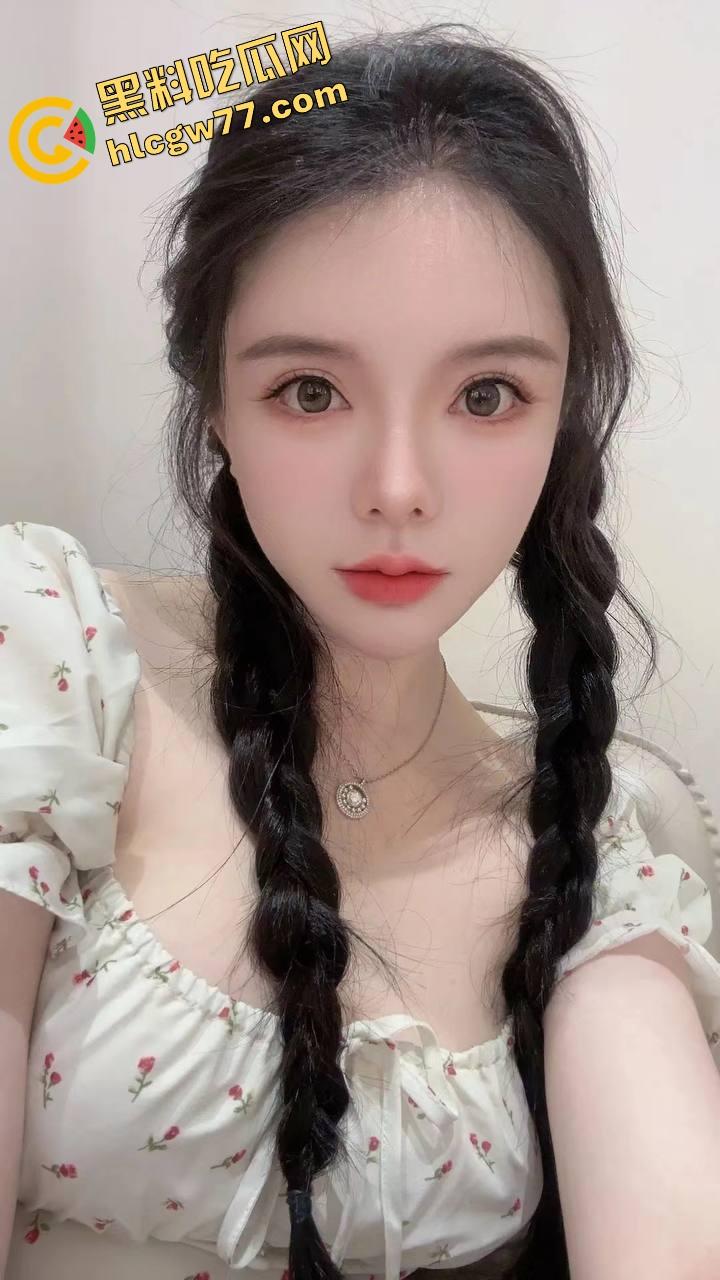 反差母狗【劳拉】户外群P爆射流出,巨乳晃爆蜜桃臀被操烂,跪舔轮插无套射到软!-2