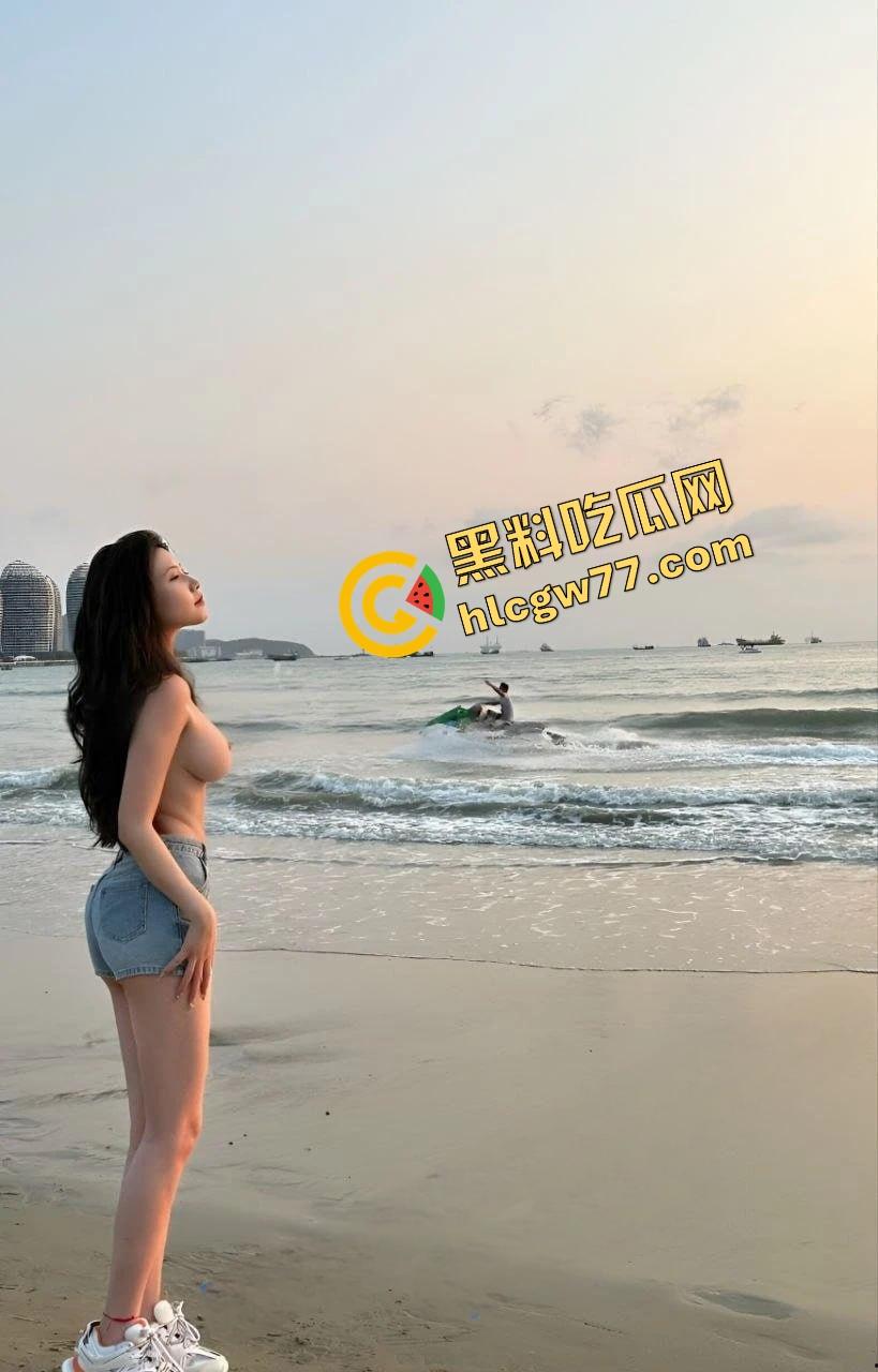 反差母狗【劳拉】户外群P爆射流出,巨乳晃爆蜜桃臀被操烂,跪舔轮插无套射到软!-4