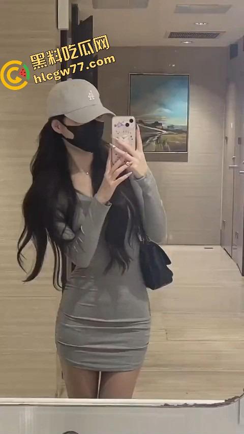 反差母狗【劳拉】户外群P爆射流出,巨乳晃爆蜜桃臀被操烂,跪舔轮插无套射到软!-6