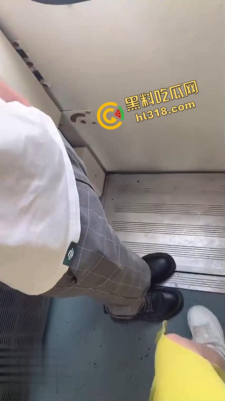 什么叫移动打炮?饥渴御姐车厢激战,一路搭讪一路摸,厕所偷情全程抓紧扶手,谁还在意终点是哪?-4