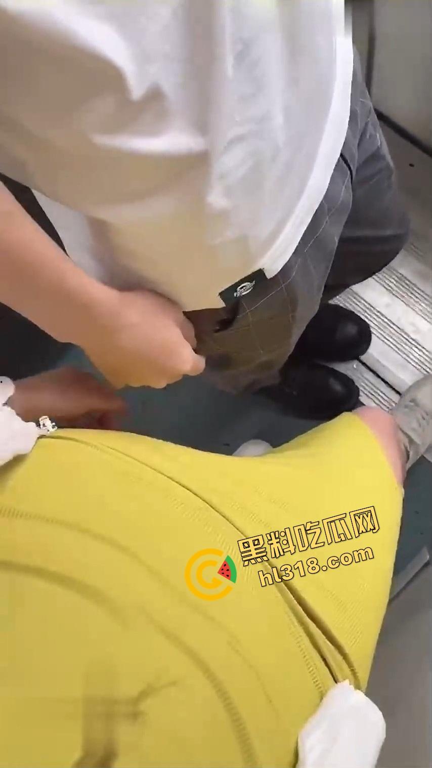 什么叫移动打炮?饥渴御姐车厢激战,一路搭讪一路摸,厕所偷情全程抓紧扶手,谁还在意终点是哪?-5