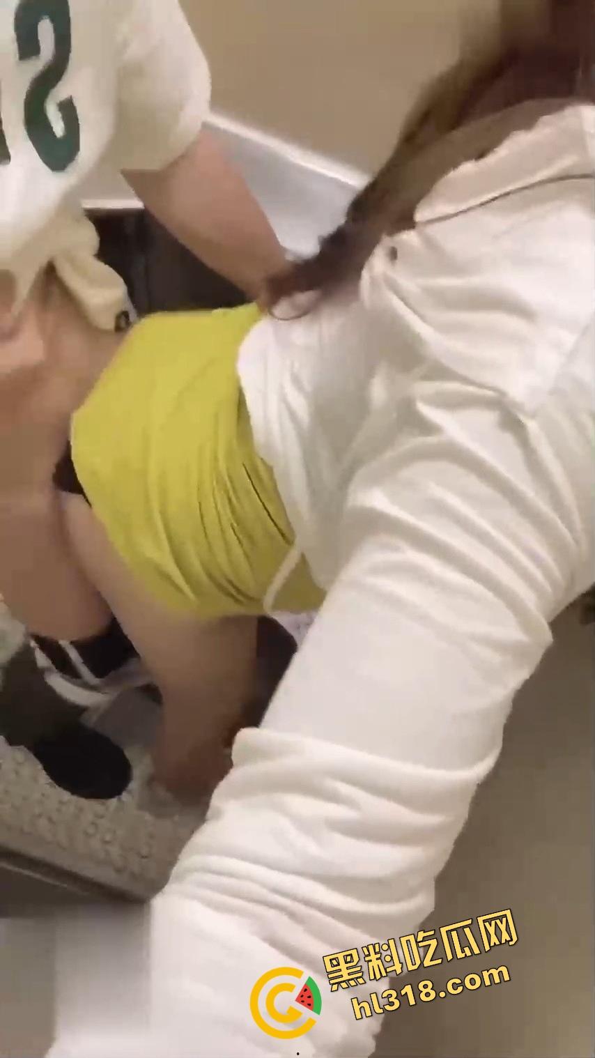 什么叫移动打炮?饥渴御姐车厢激战,一路搭讪一路摸,厕所偷情全程抓紧扶手,谁还在意终点是哪?-12