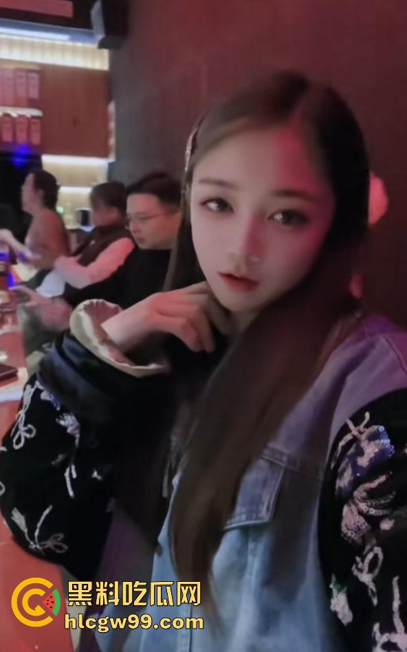 江西精神小妹【萍果】跑路怀化,家里闹翻后混迹酒吧,夜夜夜店蹦迪嗨爆,没钱就开私播抠逼赚快钱,互联网卖逼!-11