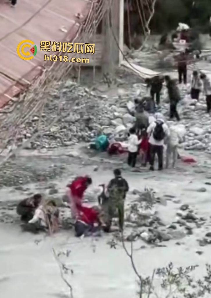 新疆伊犁昭苏县夏塔景区吊桥断裂29人滑落5死22伤，桥虽不高但下面就是激流的河水，直接能摔死！-5