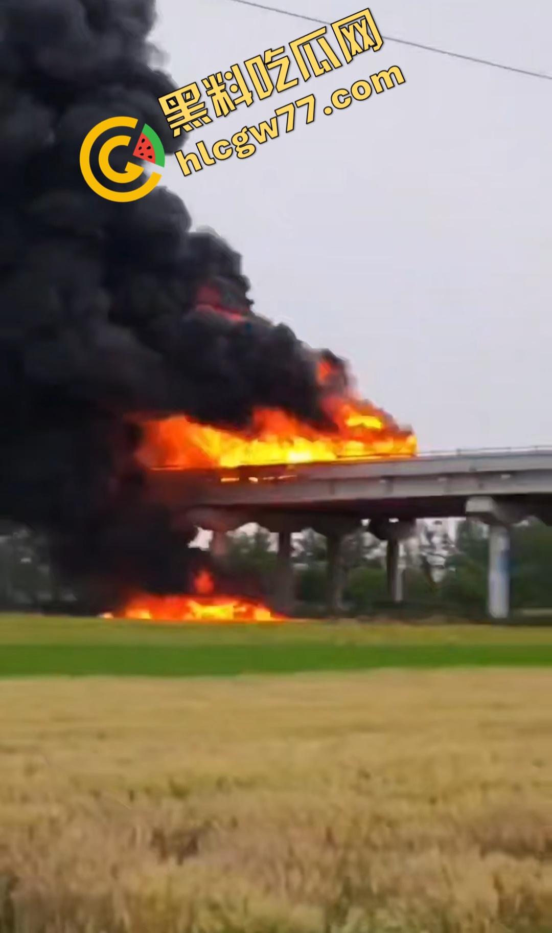 合肥德上高速丰乐河大车因小鸟撞爆油箱可疑引火,司机和消防员被炸飞牺牲!-1