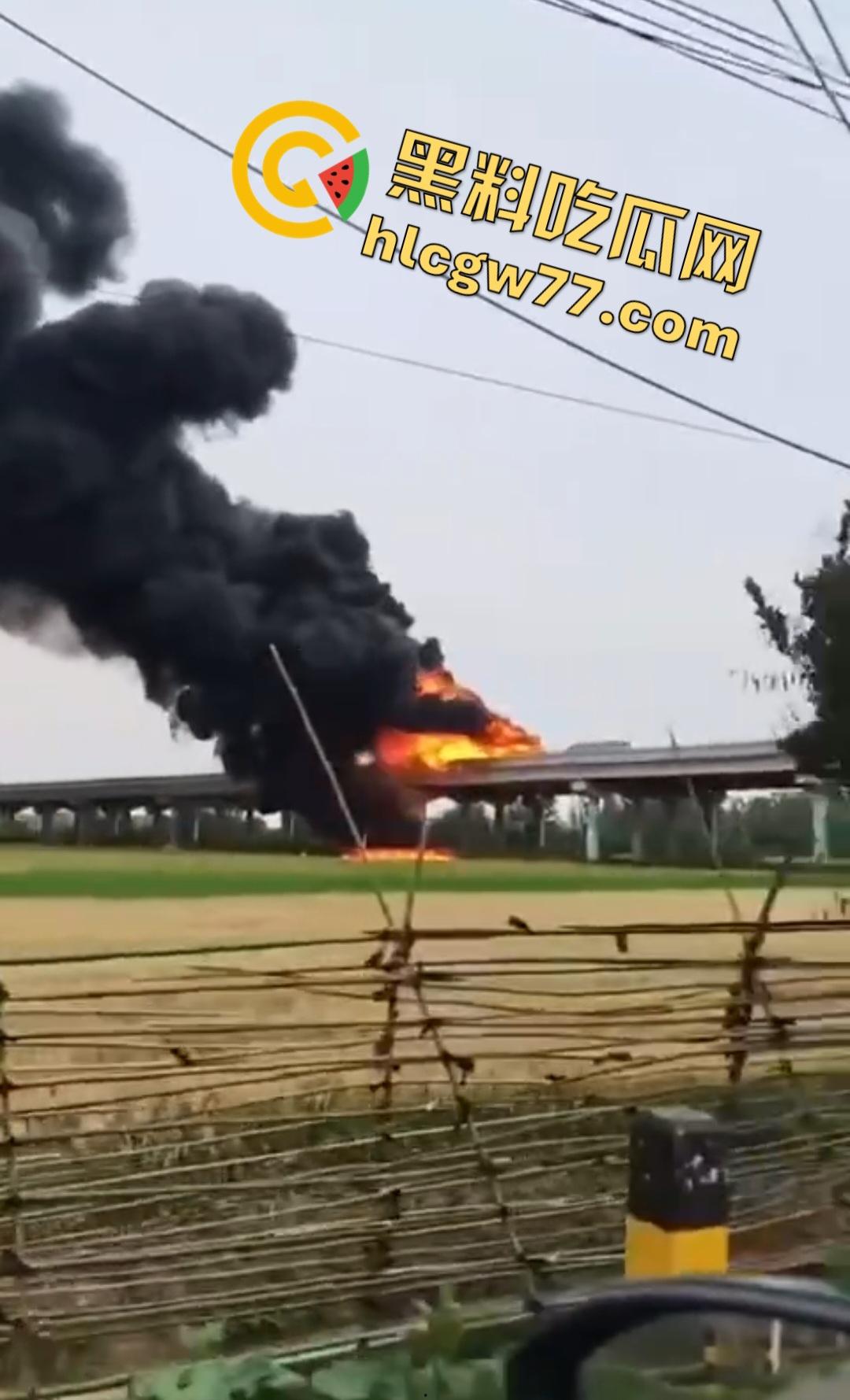 合肥德上高速丰乐河大车因小鸟撞爆油箱可疑引火,司机和消防员被炸飞牺牲!-2