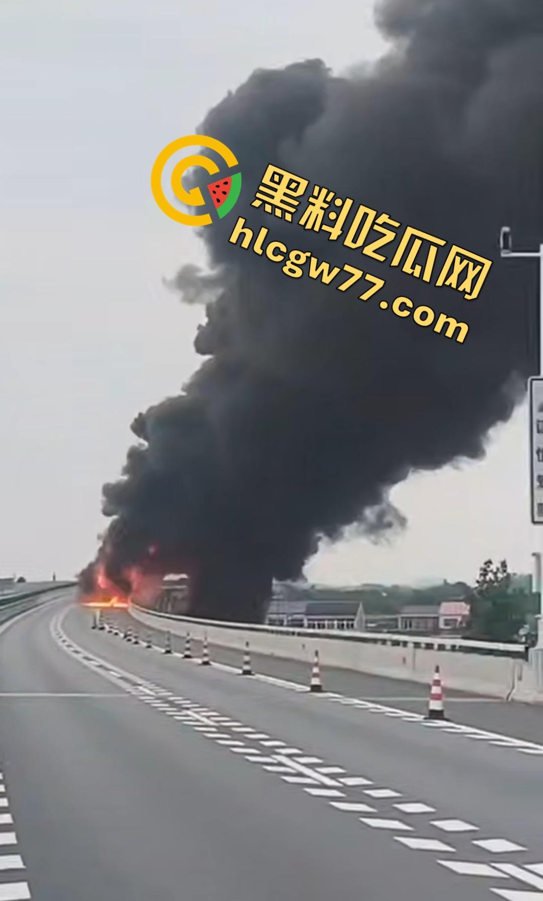 合肥德上高速丰乐河大车因小鸟撞爆油箱可疑引火,司机和消防员被炸飞牺牲!-3