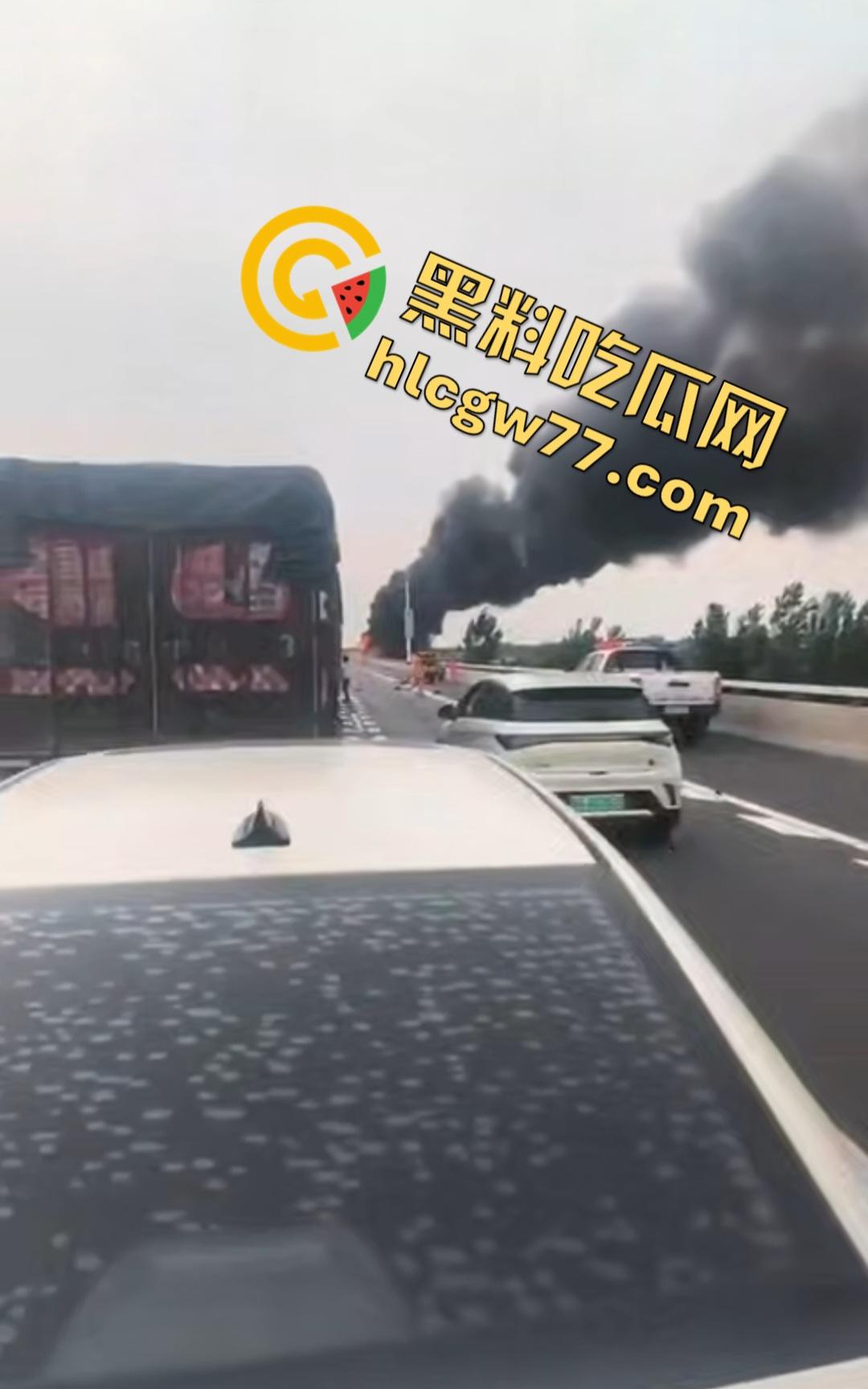 合肥德上高速丰乐河大车因小鸟撞爆油箱可疑引火,司机和消防员被炸飞牺牲!-4