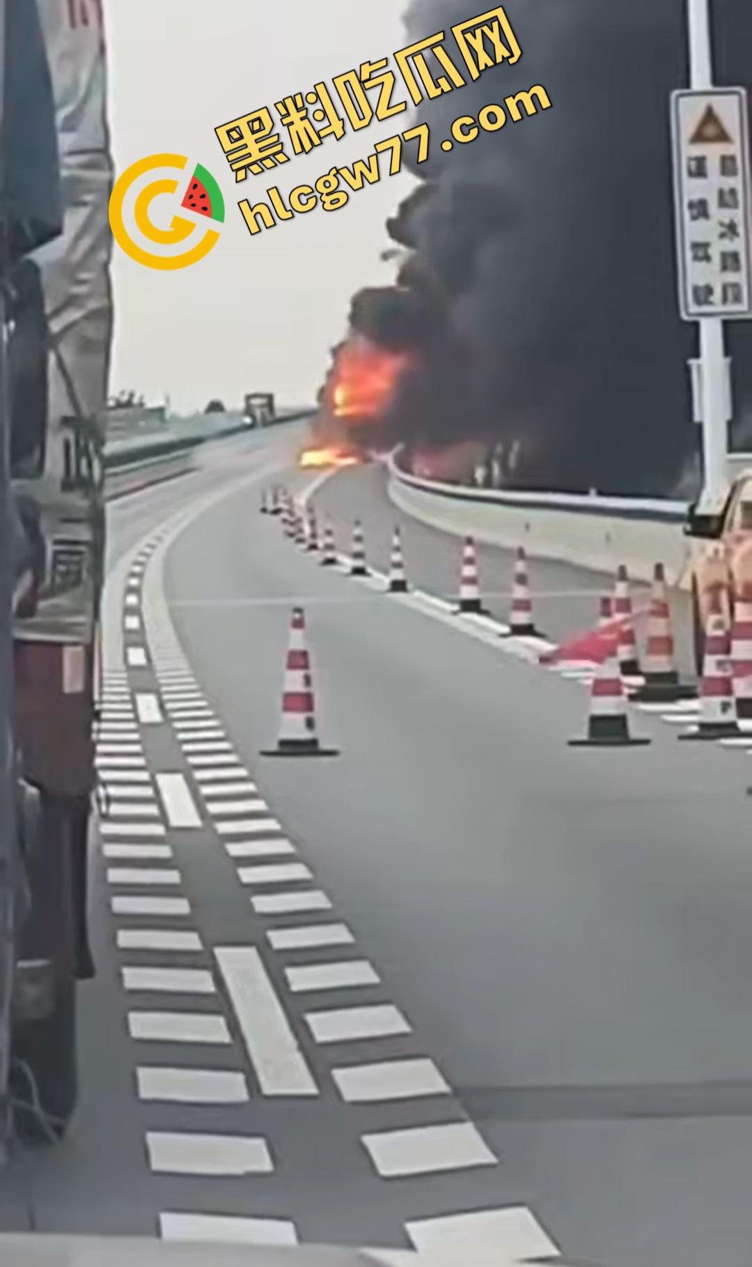 合肥德上高速丰乐河大车因小鸟撞爆油箱可疑引火,司机和消防员被炸飞牺牲!-5