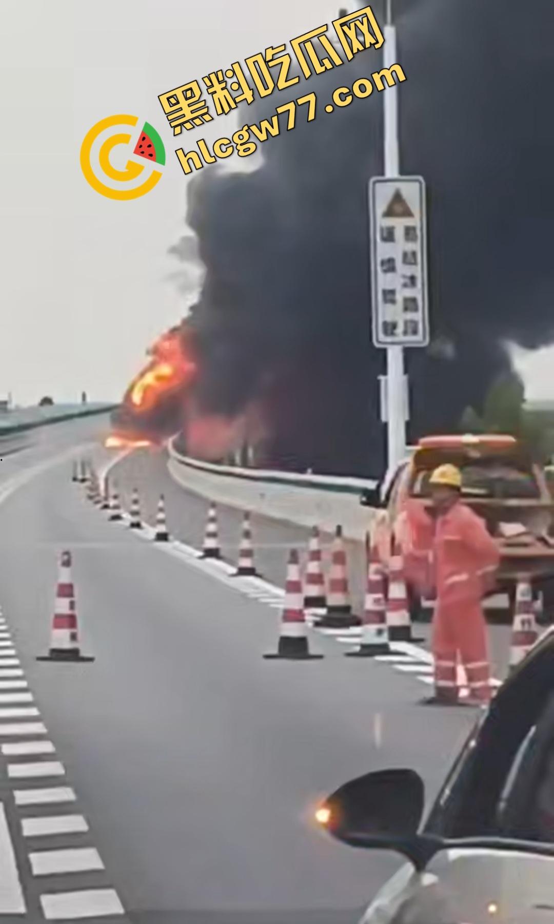合肥德上高速丰乐河大车因小鸟撞爆油箱可疑引火,司机和消防员被炸飞牺牲!-6